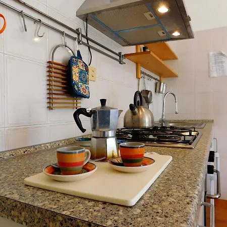 Bilocale Con Terrazza, Apartman